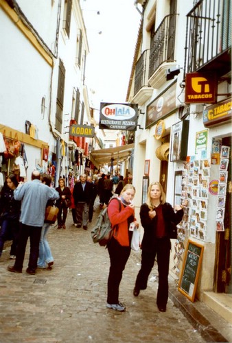 Gaby y Sabine en el barrio antiguo de Crdoba