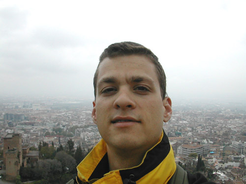 Helge delante del panorama de Granada